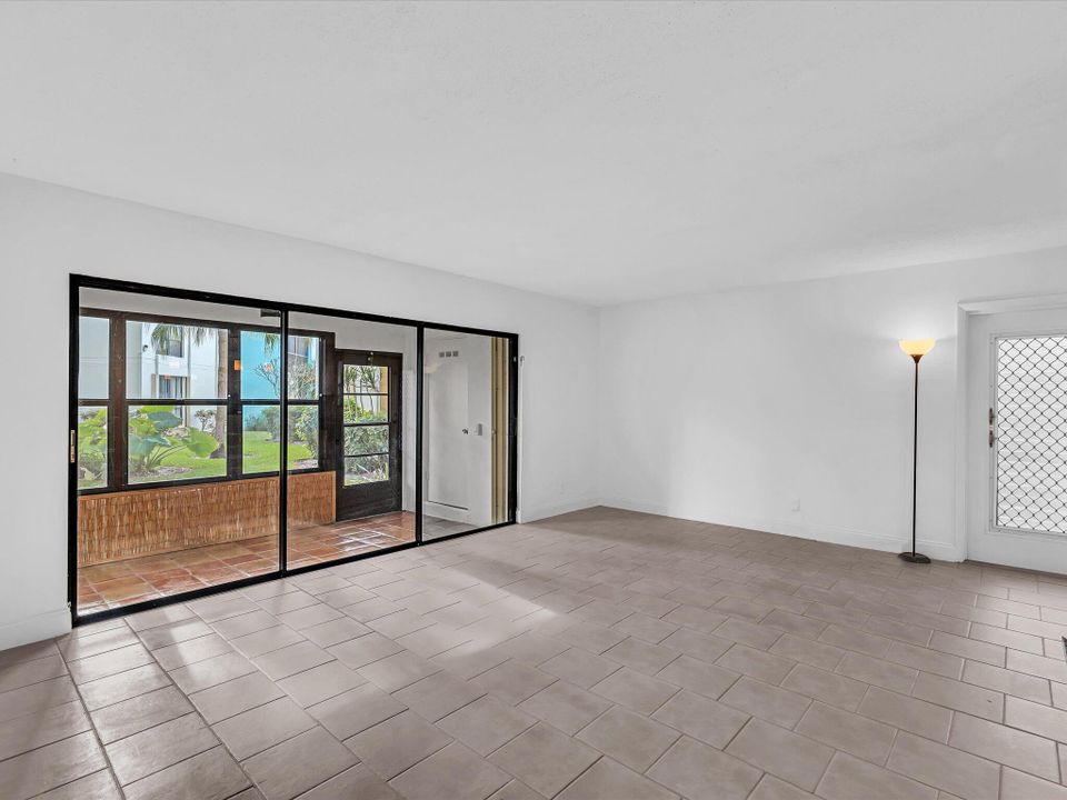 合同活跃: $2,500 (2 贝兹, 2 浴室, 1056 平方英尺)