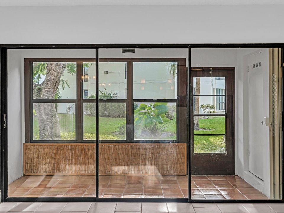 合同活跃: $2,500 (2 贝兹, 2 浴室, 1056 平方英尺)