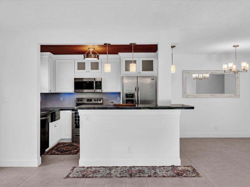 合同活跃: $2,500 (2 贝兹, 2 浴室, 1056 平方英尺)