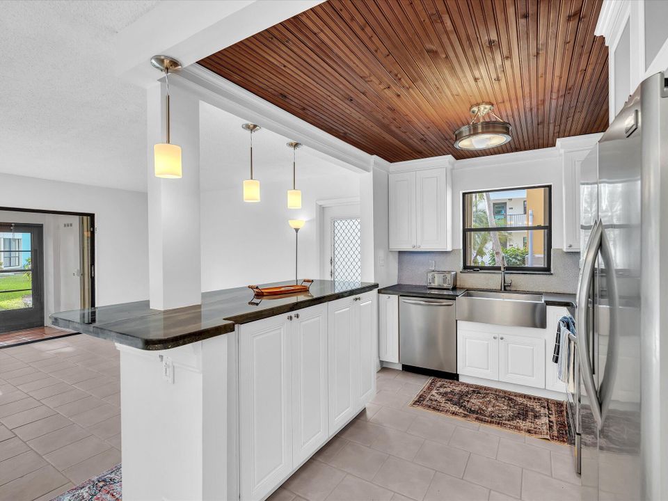 合同活跃: $2,500 (2 贝兹, 2 浴室, 1056 平方英尺)