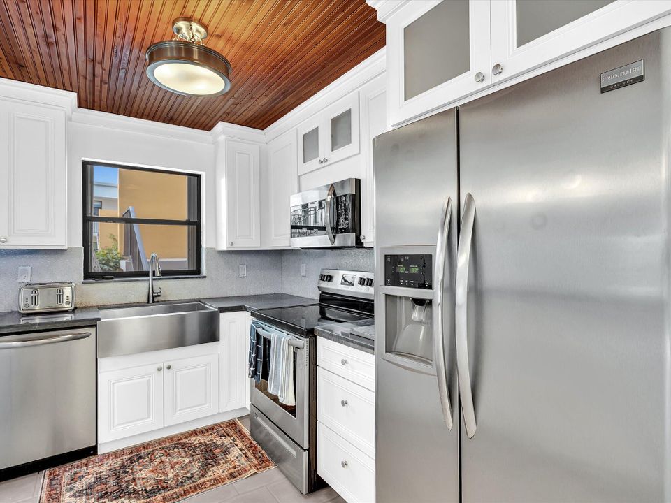 合同活跃: $2,500 (2 贝兹, 2 浴室, 1056 平方英尺)