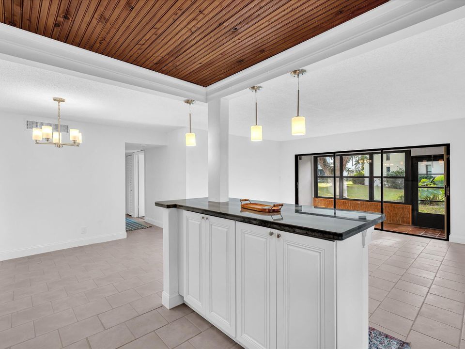 合同活跃: $2,500 (2 贝兹, 2 浴室, 1056 平方英尺)