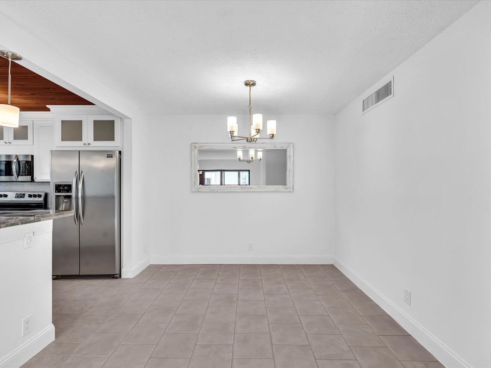 合同活跃: $2,500 (2 贝兹, 2 浴室, 1056 平方英尺)