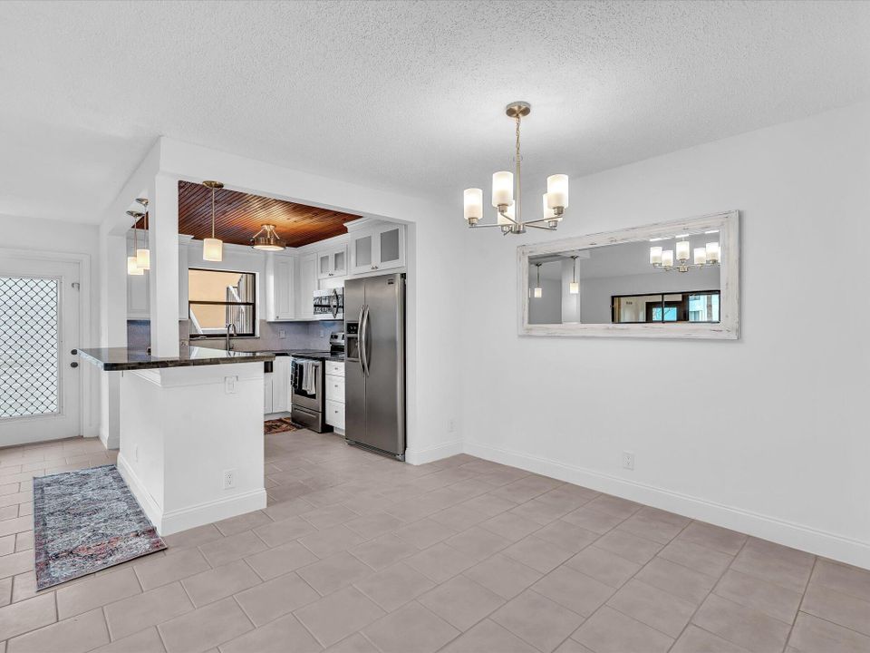 合同活跃: $2,500 (2 贝兹, 2 浴室, 1056 平方英尺)