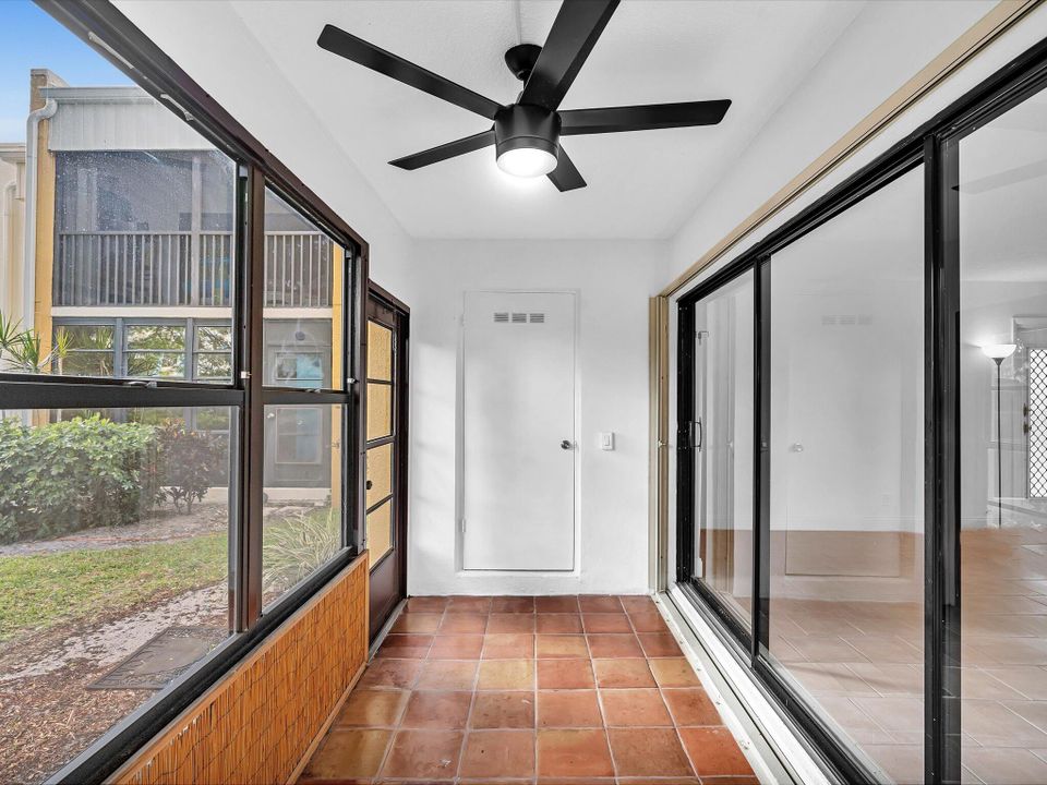 合同活跃: $2,500 (2 贝兹, 2 浴室, 1056 平方英尺)