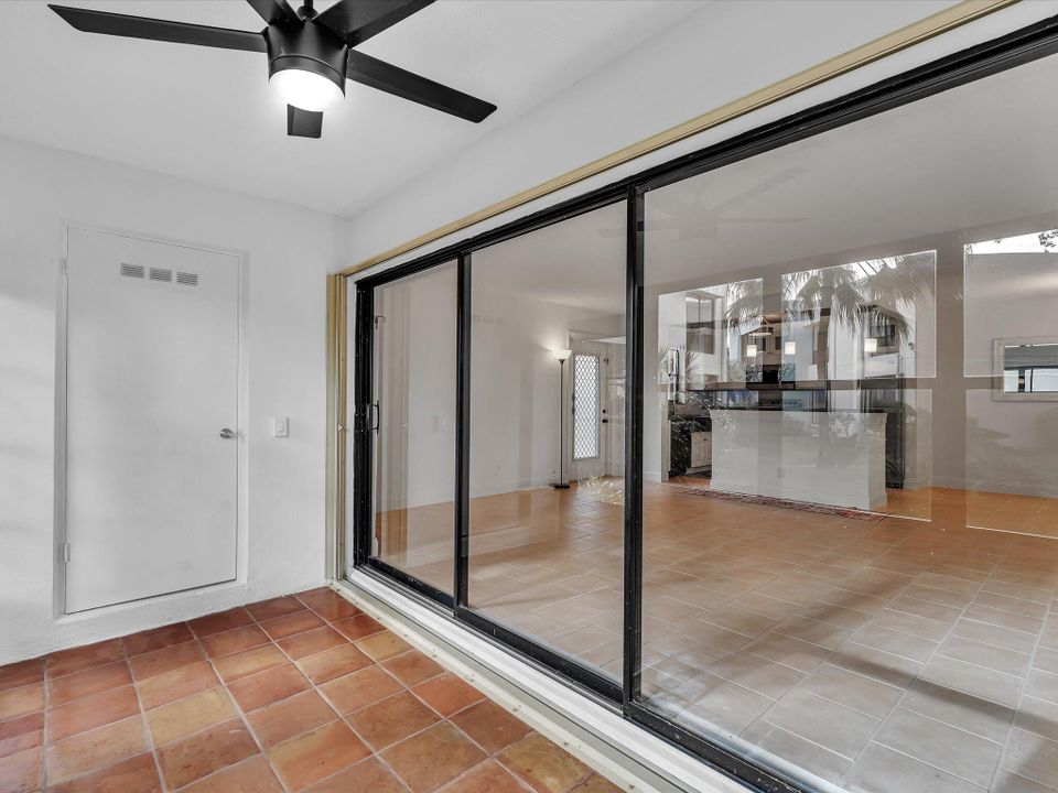 合同活跃: $2,500 (2 贝兹, 2 浴室, 1056 平方英尺)