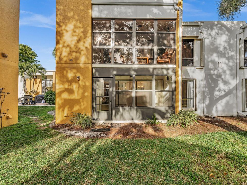 合同活跃: $2,500 (2 贝兹, 2 浴室, 1056 平方英尺)