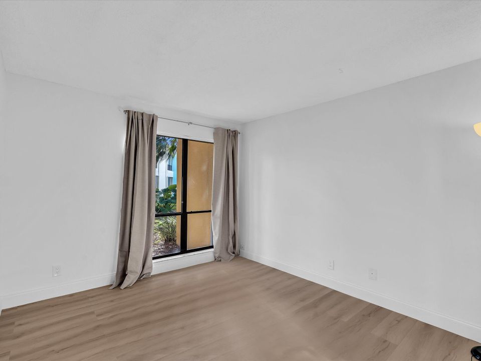 合同活跃: $2,500 (2 贝兹, 2 浴室, 1056 平方英尺)