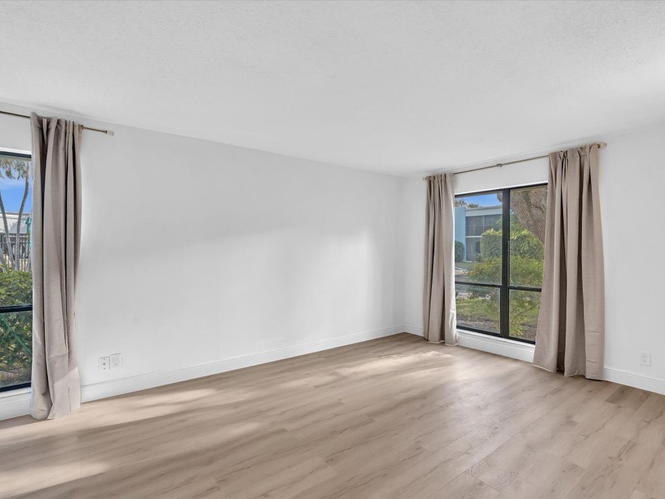 合同活跃: $2,500 (2 贝兹, 2 浴室, 1056 平方英尺)