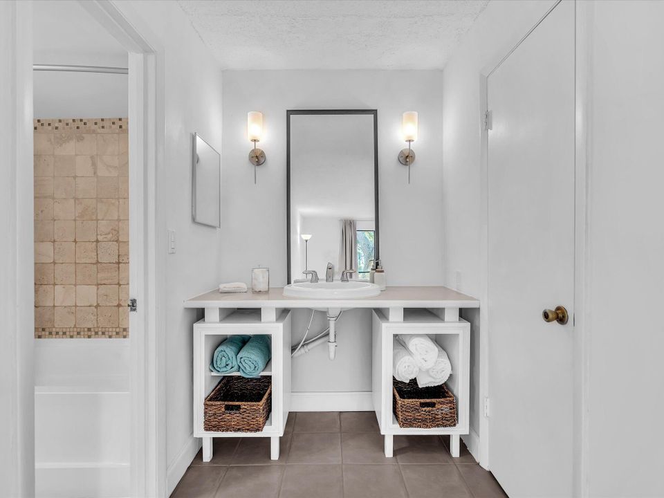 合同活跃: $2,500 (2 贝兹, 2 浴室, 1056 平方英尺)