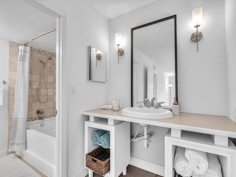 合同活跃: $2,500 (2 贝兹, 2 浴室, 1056 平方英尺)