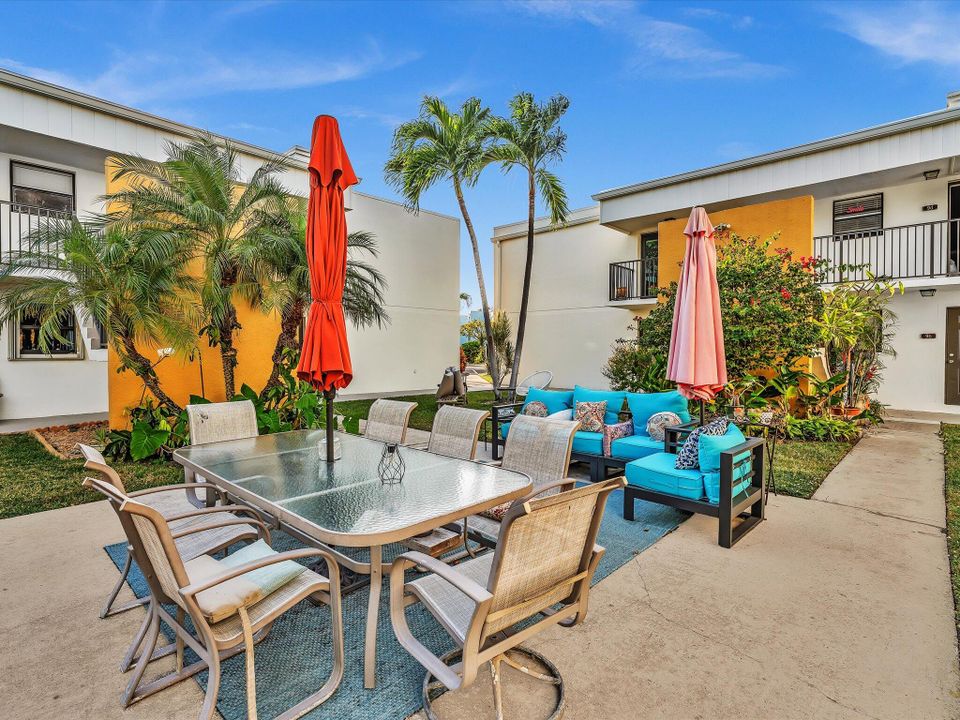 合同活跃: $2,500 (2 贝兹, 2 浴室, 1056 平方英尺)