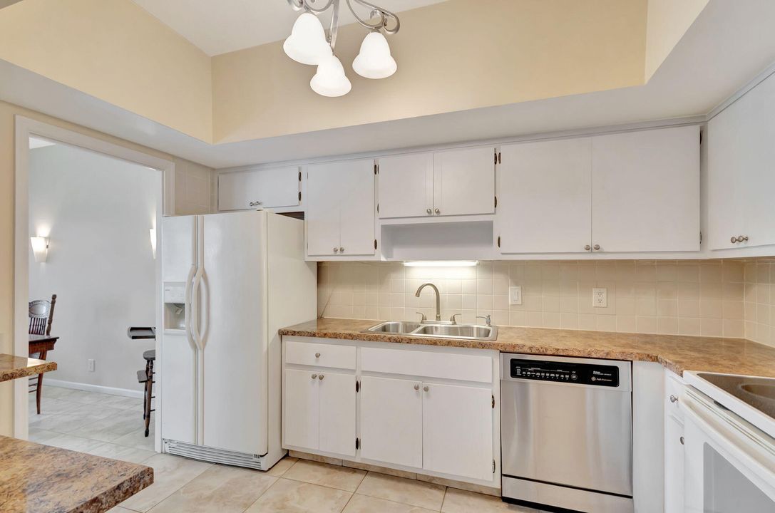 For Sale: $195,000 (1 beds, 1 baths, 1126 Square Feet)