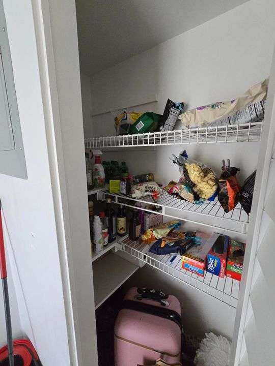 Active With Contract: $2,600 (1 beds, 1 baths, 650 Square Feet)