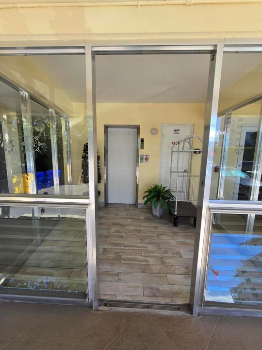 Active With Contract: $2,600 (1 beds, 1 baths, 650 Square Feet)