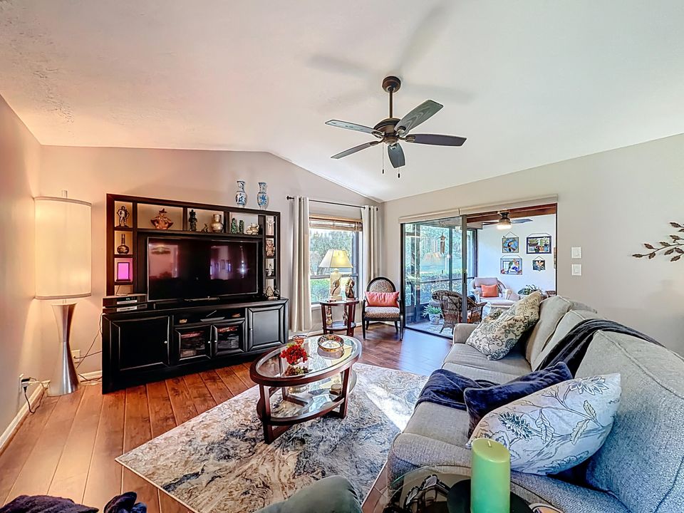 На продажу: $325,000 (2 спален, 2 ванн, 1309 Квадратных фут)