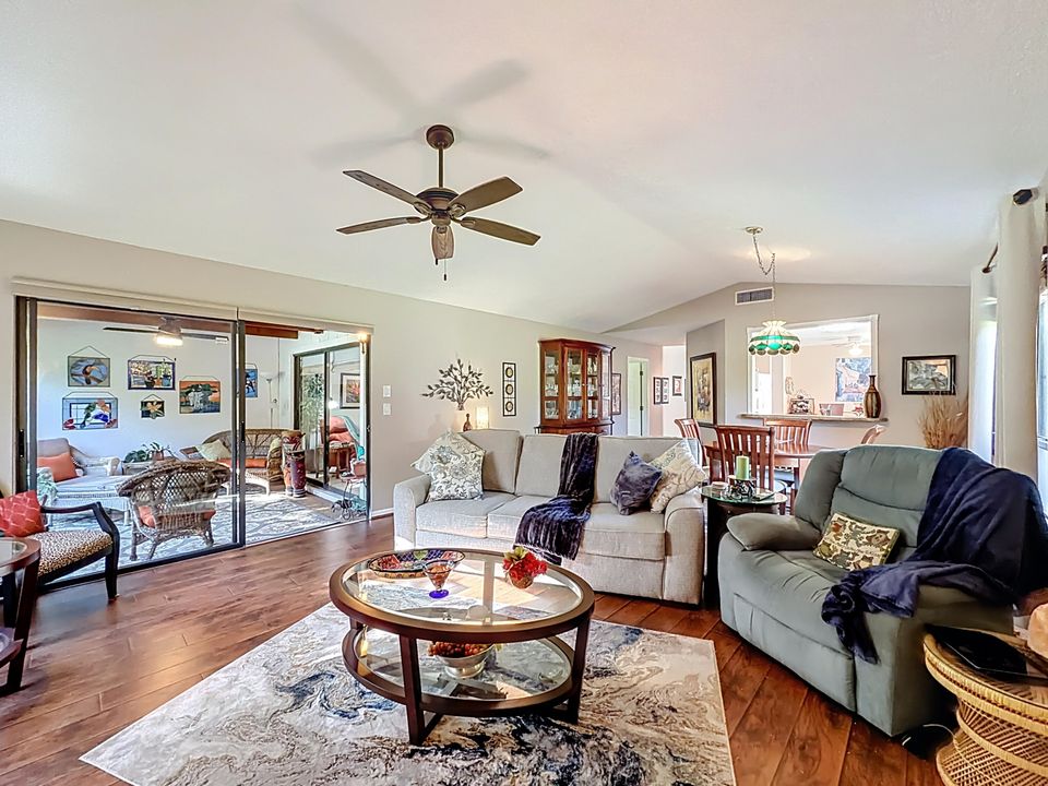 На продажу: $325,000 (2 спален, 2 ванн, 1309 Квадратных фут)