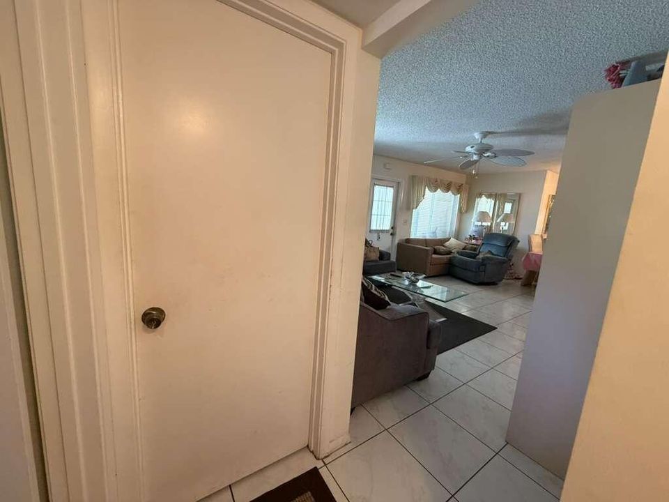 For Sale: $175,000 (2 beds, 2 baths, 924 Square Feet)