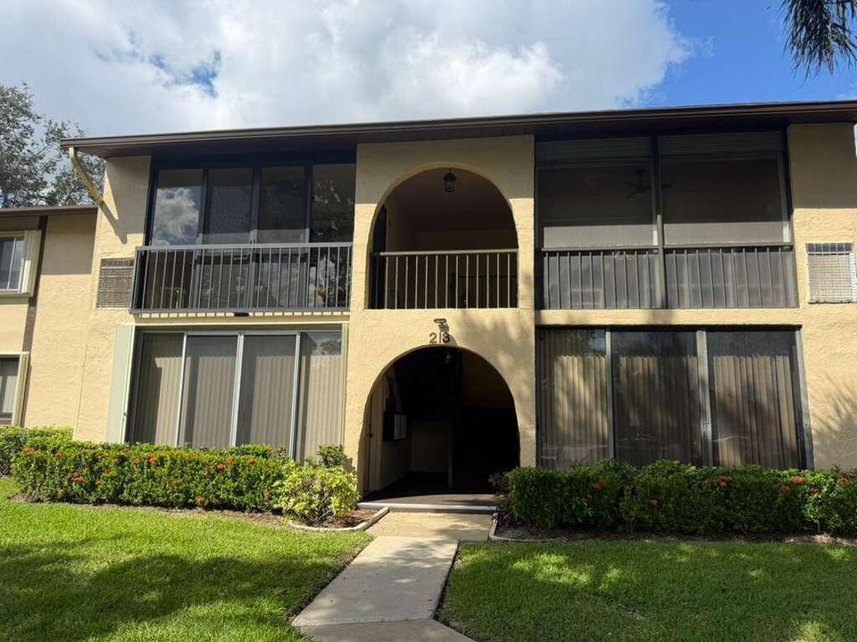 For Sale: $175,000 (2 beds, 2 baths, 924 Square Feet)