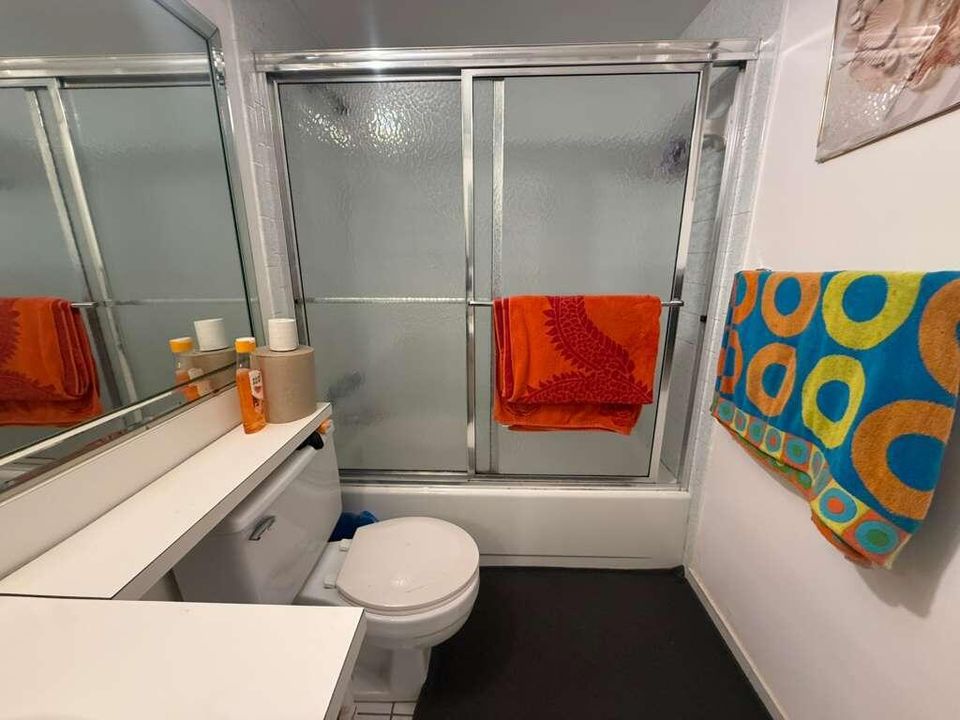 For Sale: $175,000 (2 beds, 2 baths, 924 Square Feet)