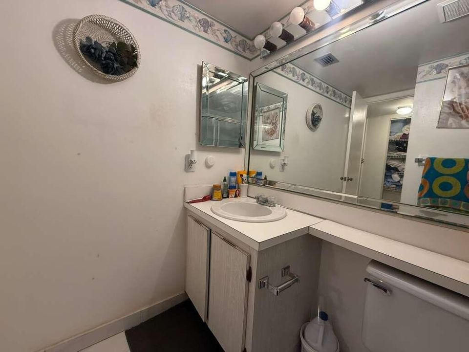 For Sale: $175,000 (2 beds, 2 baths, 924 Square Feet)