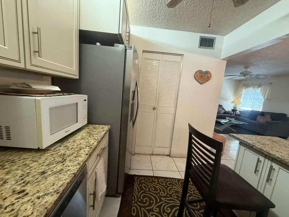 For Sale: $175,000 (2 beds, 2 baths, 924 Square Feet)
