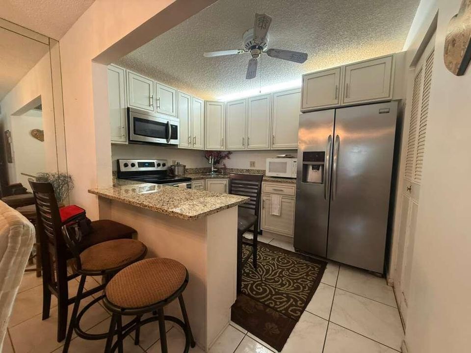 For Sale: $175,000 (2 beds, 2 baths, 924 Square Feet)