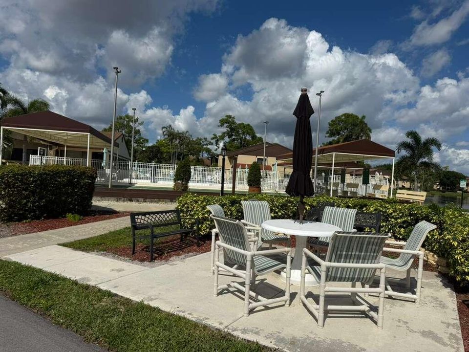 For Sale: $175,000 (2 beds, 2 baths, 924 Square Feet)