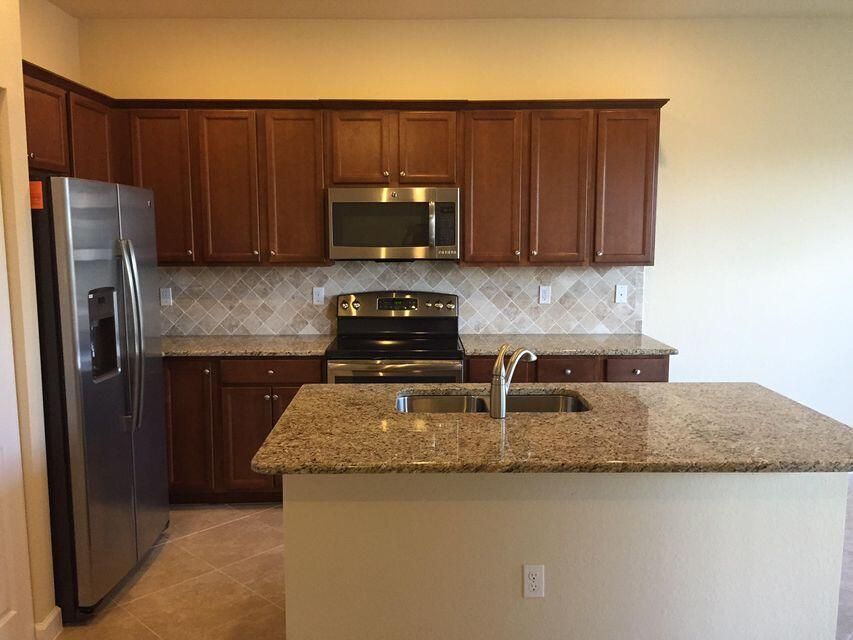 Activo con contrato: $3,400 (4 camas, 3 baños, 2076 Pies cuadrados)