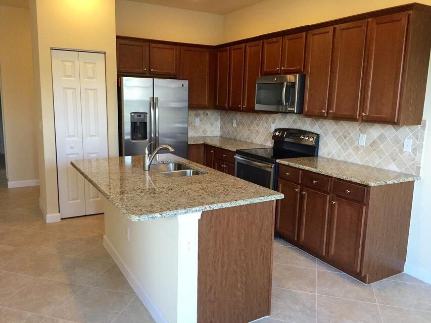 Activo con contrato: $3,400 (4 camas, 3 baños, 2076 Pies cuadrados)