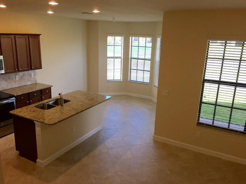 Activo con contrato: $3,400 (4 camas, 3 baños, 2076 Pies cuadrados)