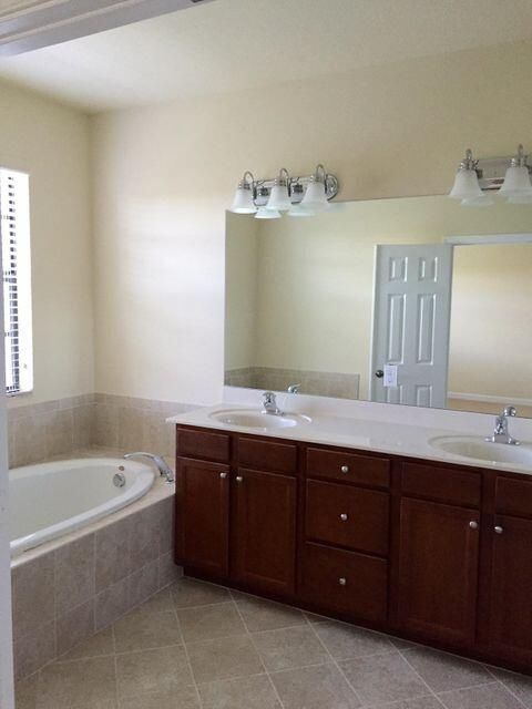 Activo con contrato: $3,400 (4 camas, 3 baños, 2076 Pies cuadrados)