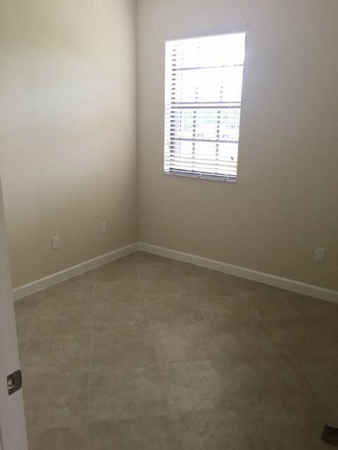 Activo con contrato: $3,400 (4 camas, 3 baños, 2076 Pies cuadrados)