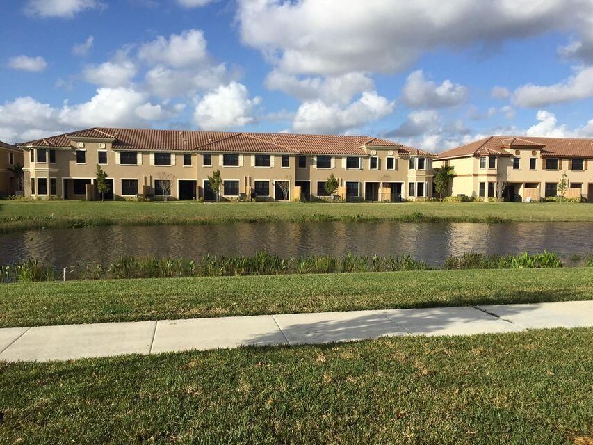 Activo con contrato: $3,400 (4 camas, 3 baños, 2076 Pies cuadrados)