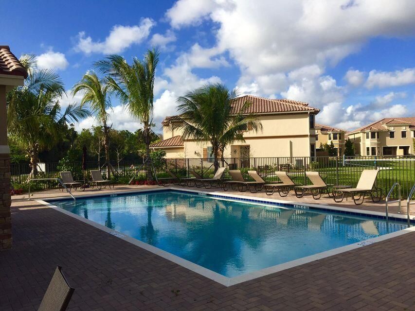 Activo con contrato: $3,400 (4 camas, 3 baños, 2076 Pies cuadrados)