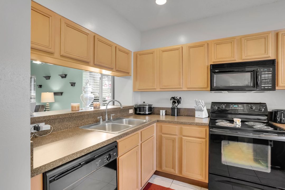 Active With Contract: $305,000 (2 beds, 2 baths, 1104 Square Feet)