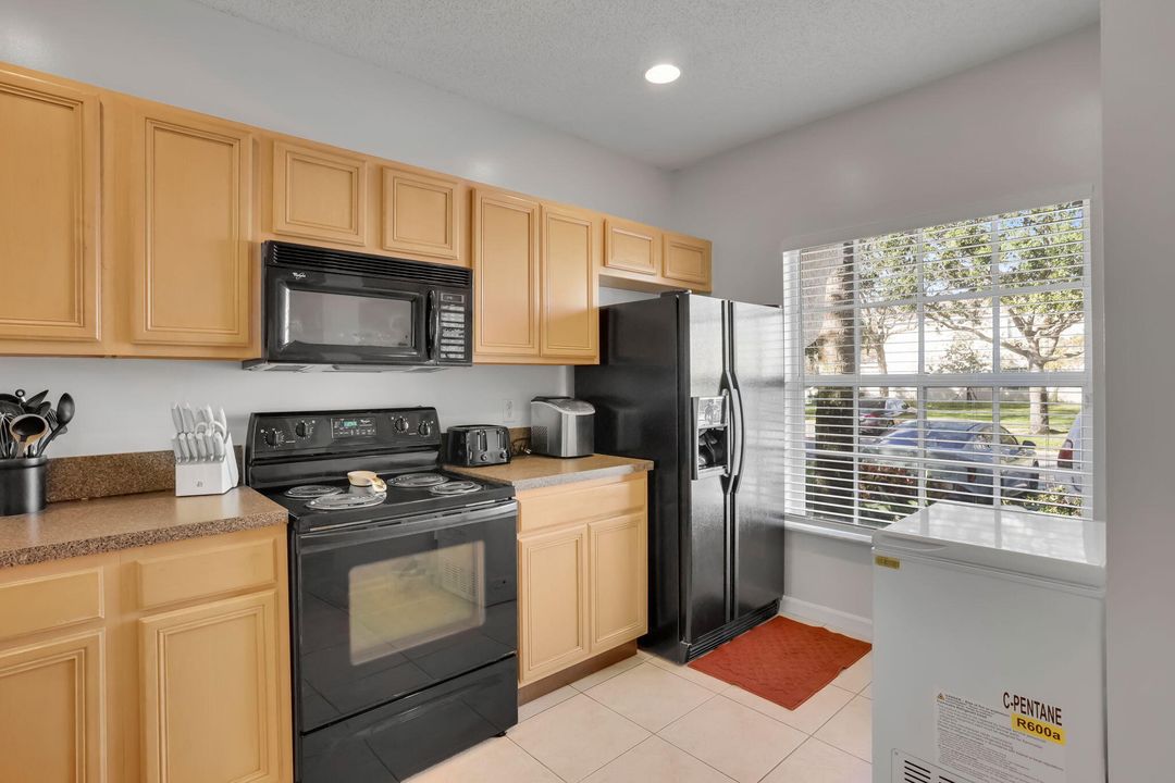 Active With Contract: $305,000 (2 beds, 2 baths, 1104 Square Feet)