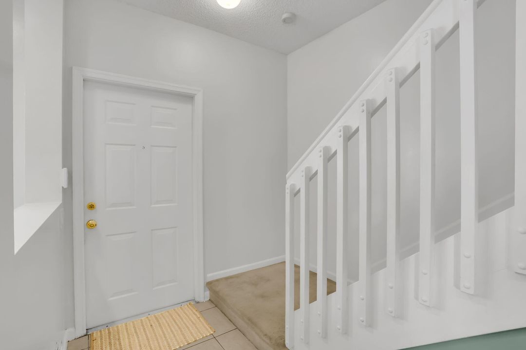 Active With Contract: $305,000 (2 beds, 2 baths, 1104 Square Feet)