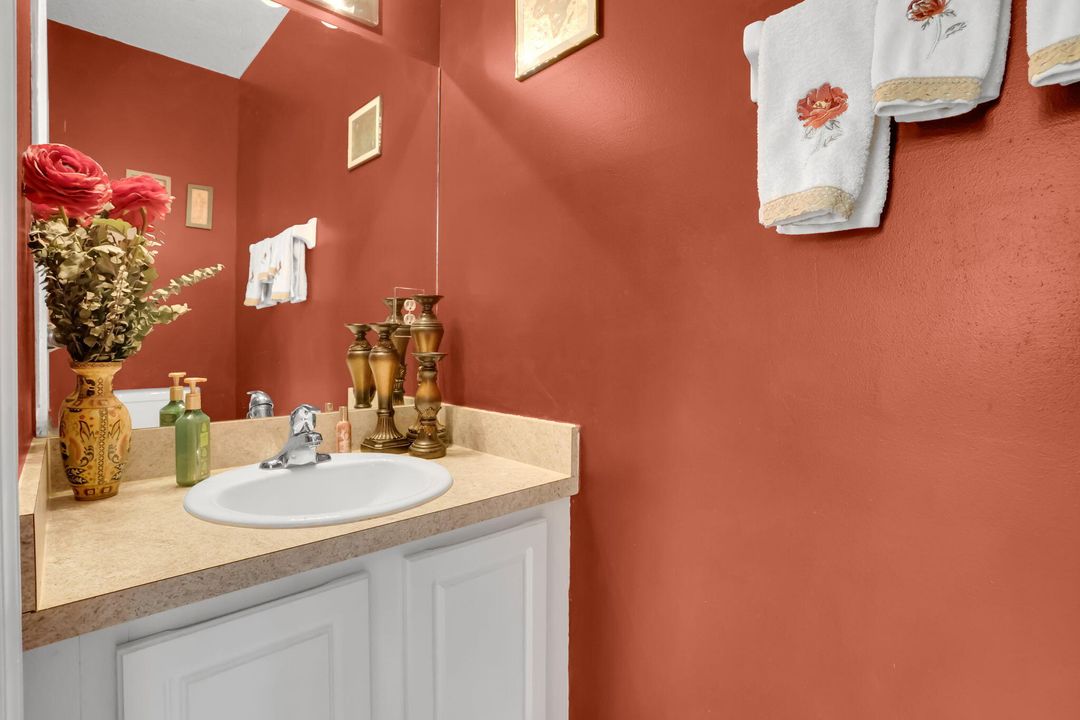 Active With Contract: $305,000 (2 beds, 2 baths, 1104 Square Feet)