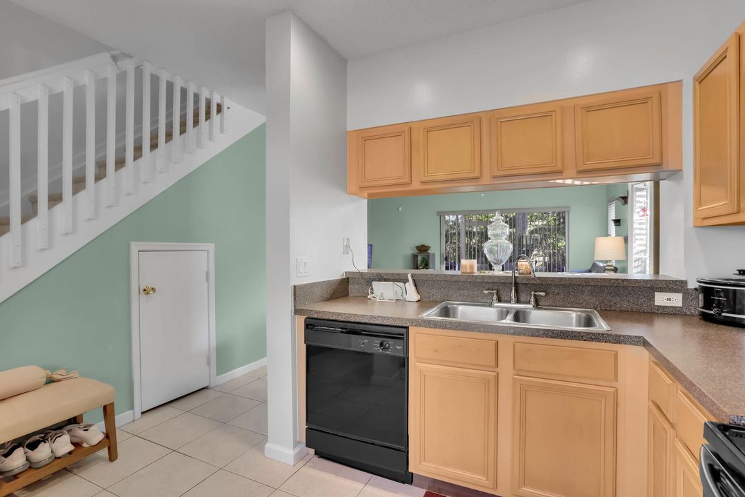 Active With Contract: $305,000 (2 beds, 2 baths, 1104 Square Feet)