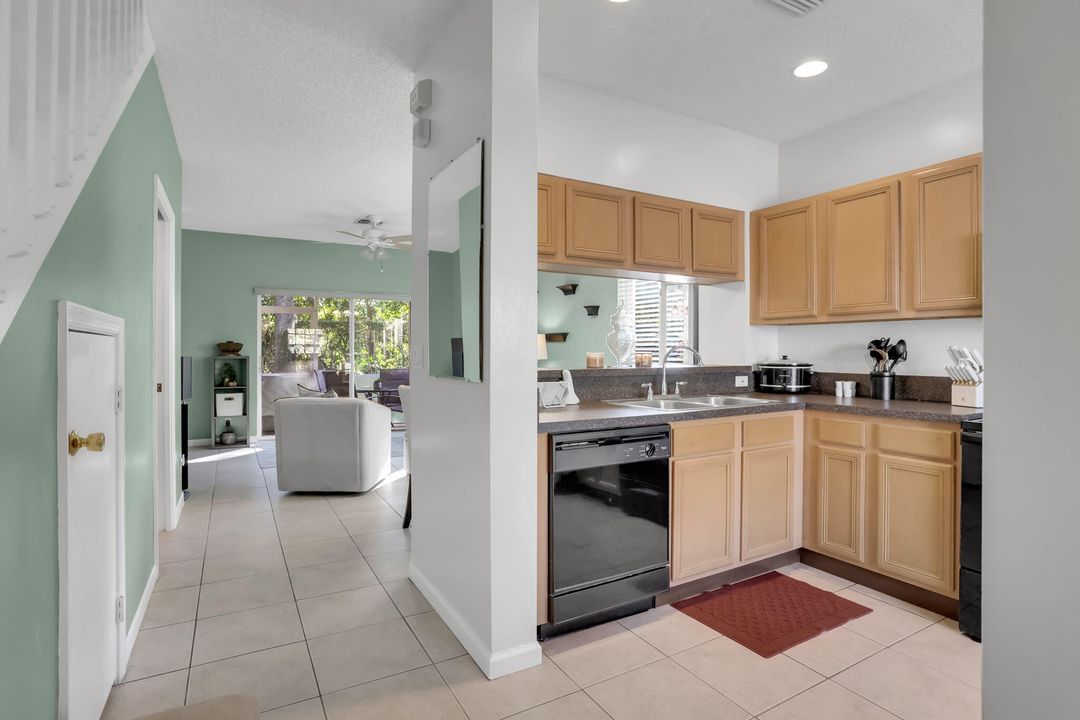 Active With Contract: $305,000 (2 beds, 2 baths, 1104 Square Feet)