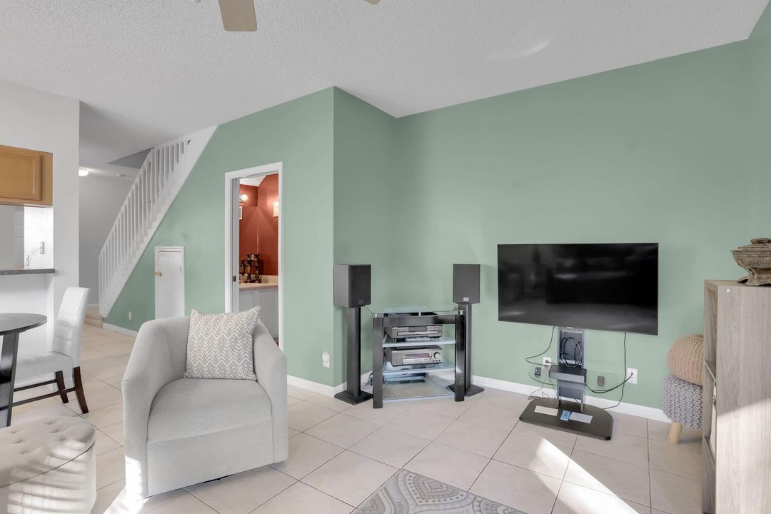 Active With Contract: $305,000 (2 beds, 2 baths, 1104 Square Feet)