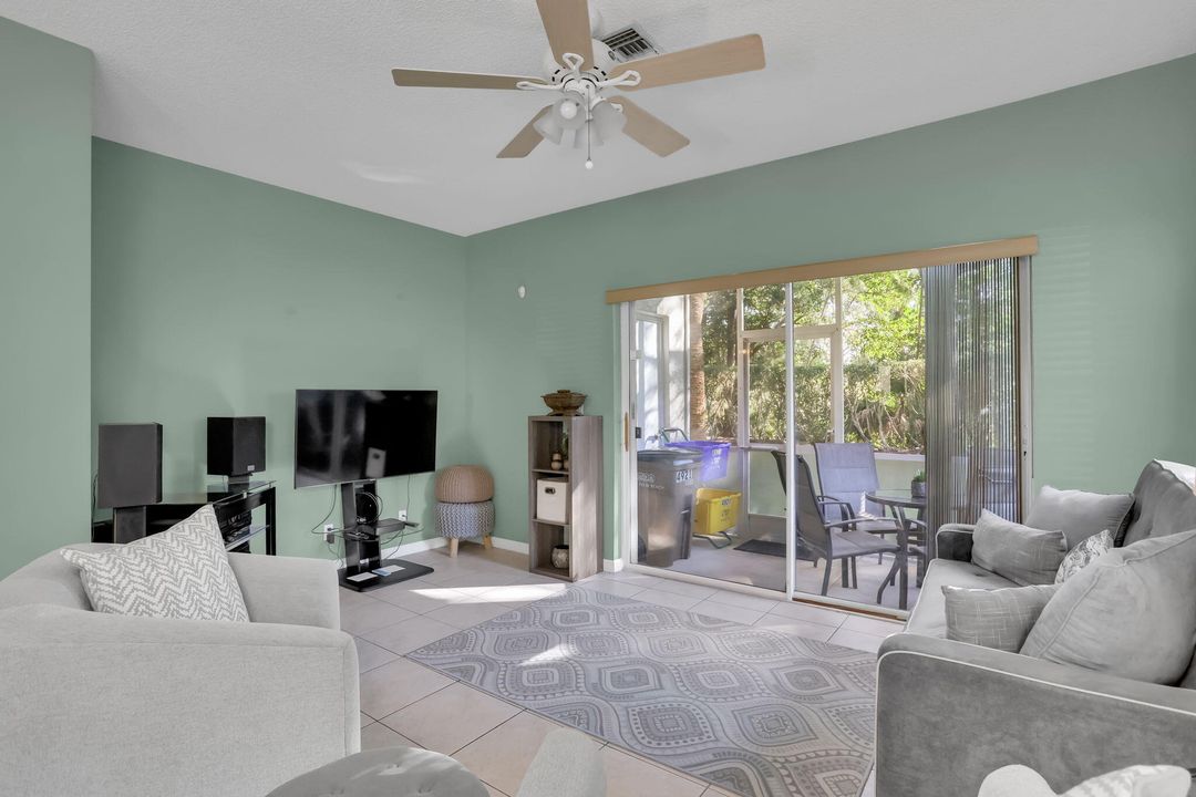 Active With Contract: $305,000 (2 beds, 2 baths, 1104 Square Feet)