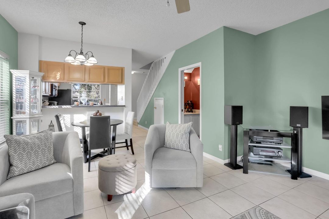 Active With Contract: $305,000 (2 beds, 2 baths, 1104 Square Feet)