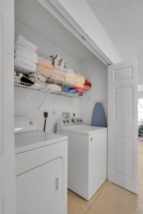 Active With Contract: $305,000 (2 beds, 2 baths, 1104 Square Feet)