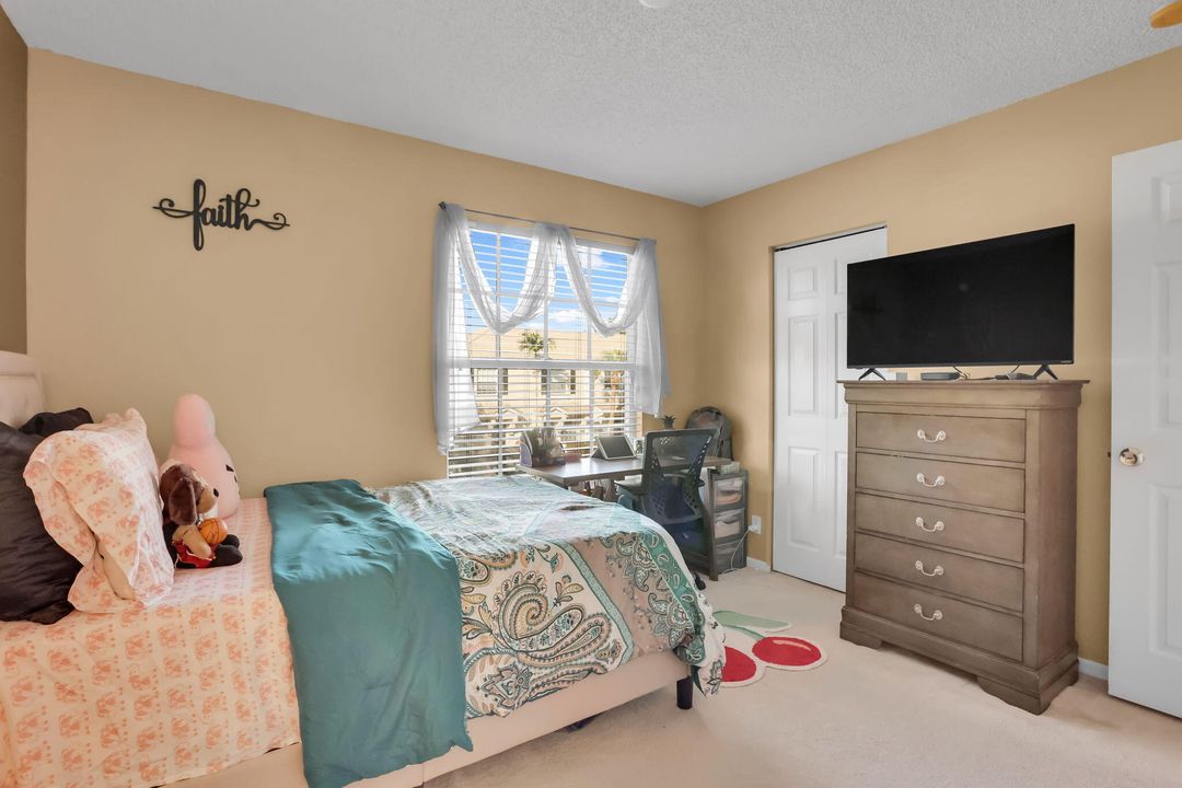 Active With Contract: $305,000 (2 beds, 2 baths, 1104 Square Feet)