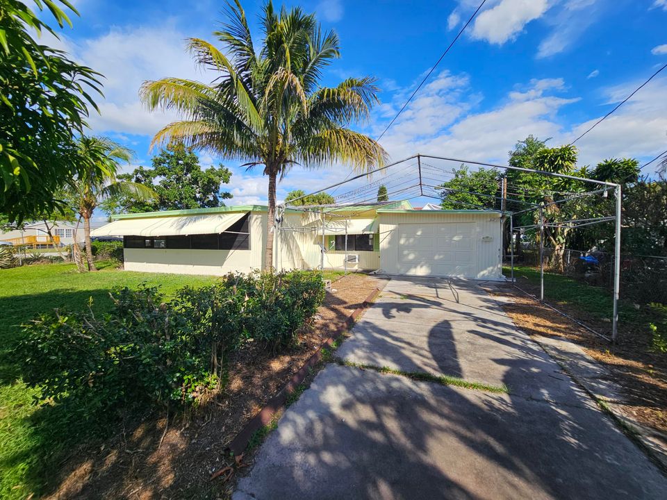 For Sale: $165,000 (2 beds, 2 baths, 768 Square Feet)