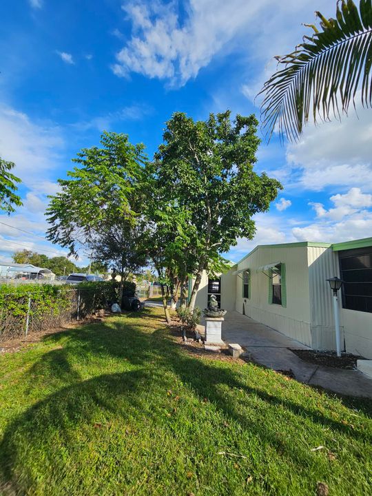 For Sale: $165,000 (2 beds, 2 baths, 768 Square Feet)