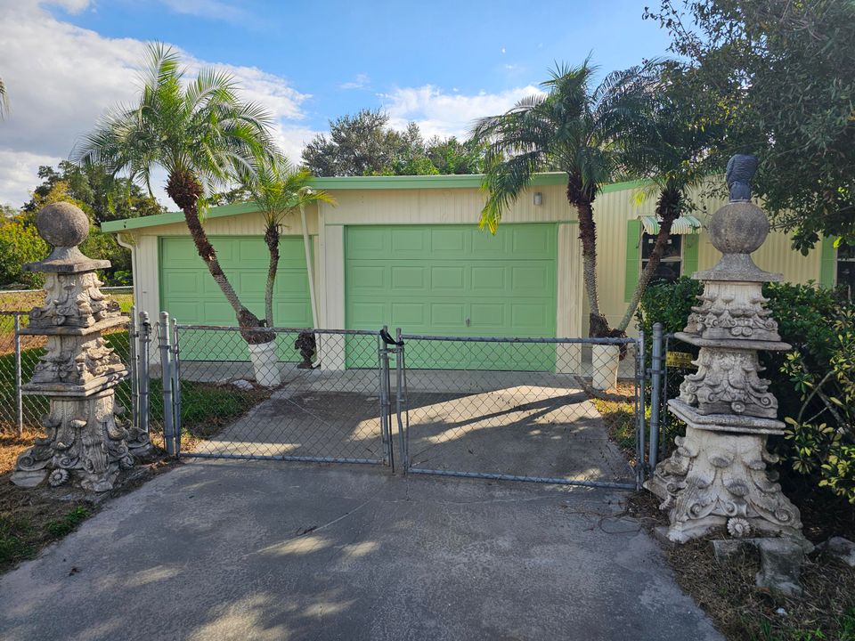 For Sale: $165,000 (2 beds, 2 baths, 768 Square Feet)