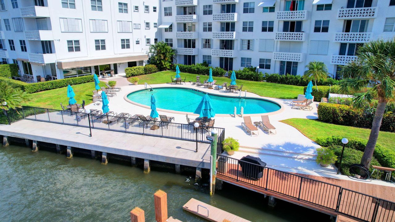 For Rent: $5,000 (1 beds, 1 baths, 724 Square Feet)